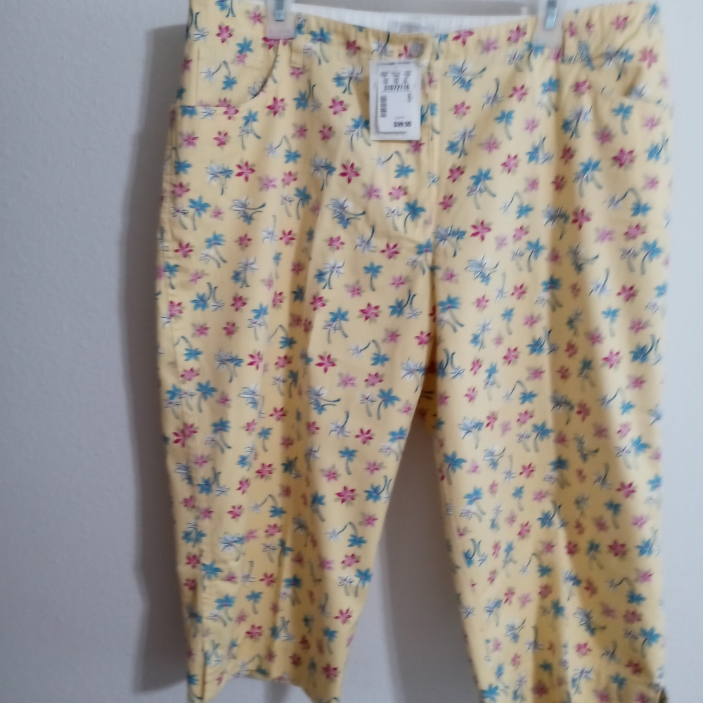 🌺 Christopher & Banks Capris. Size 16. NWT